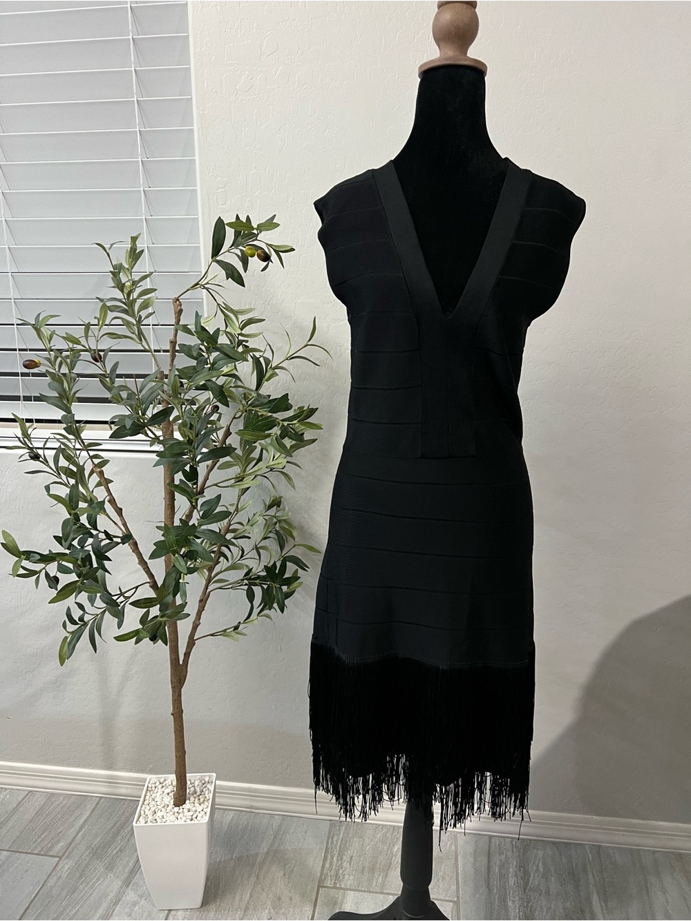VENUS Black Textured Sleeveless V-Neck Dress